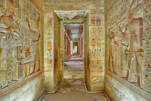 Temple de Seti Ier vu de face avec ses colonnes ornées de hiéroglyphes
